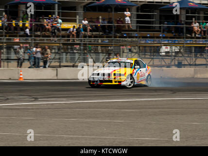 Lviv, Ucraina - Juny 6, 2015: Sconosciuto rider sulla marca di automobili BMW vince la via nel campionato di drifting ucraina di Leopoli. Foto Stock