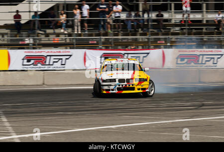 Lviv, Ucraina - Juny 6, 2015: Sconosciuto rider sulla marca di automobili BMW vince la via nel campionato di drifting ucraina di Leopoli. Foto Stock