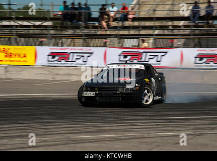 Lviv, Ucraina - Juny 6, 2015: Sconosciuto rider sulla marca auto Nissan supera il via nel campionato di drifting ucraina di Leopoli. Foto Stock
