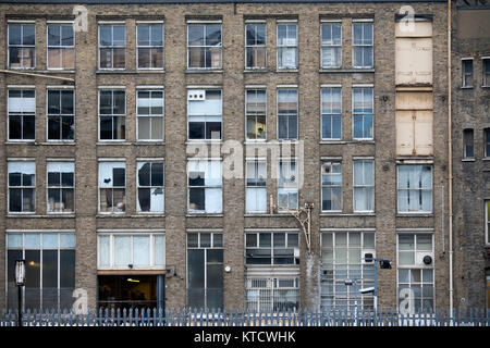 Un edificio abbandonato in un centro urbano. Foto Stock