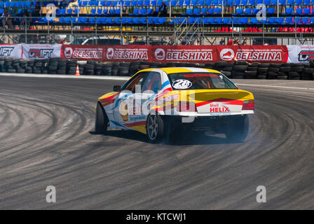 Lviv, Ucraina - Juny 6, 2015: Sconosciuto rider sulla marca di automobili BMW vince la via nel campionato di drifting ucraina di Leopoli. Foto Stock