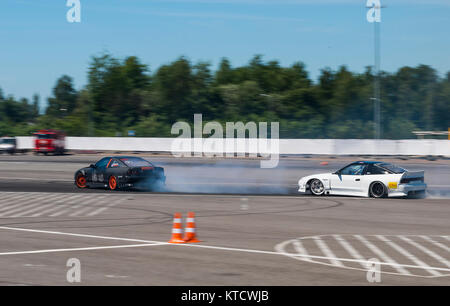 Lviv, Ucraina - Juny 6, 2015: Sconosciuto piloti sulla marca auto Nissan supera il via nel campionato di drifting ucraina di Leopoli. Foto Stock