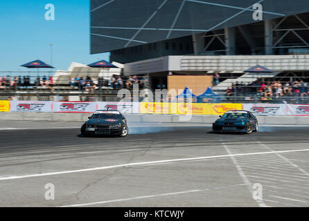 Lviv, Ucraina - Juny 6, 2015: Sconosciuto piloti sulla marca auto Nissan supera il via nel campionato di drifting ucraina di Leopoli. Foto Stock