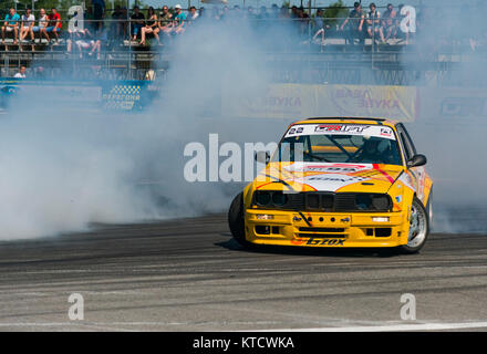 Lviv, Ucraina - Juny 7, 2015: Sconosciuto rider sulla marca di automobili BMW vince la via nel campionato di drifting ucraina di Leopoli. Foto Stock