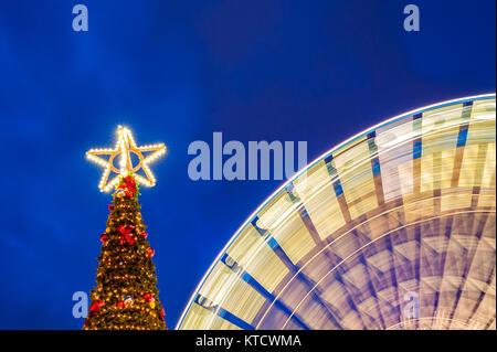 Per esterno albero di Natale con la filatura ruota panoramica Ferris Foto Stock