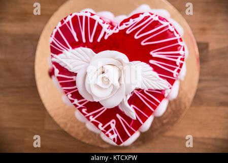 Rosso a forma di calore torta Foto Stock