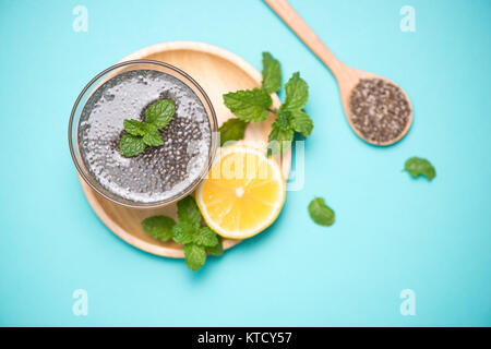 Messa a fuoco selettiva di chia semi bere con acqua in vetro trasparente con melissa. Foto Stock