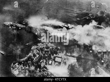 Attacco di Pearl Harbor, 7 Dicembre 1941 - Verticale vista aerea della corazzata fila, accanto a Ford Island, presto dopo la USS Arizona è stato colpito da bombe e avanti la sua riviste esploso. Fotografato da un aereo giapponese. Le navi si vede sono (da sinistra a destra): USS Nevada; USS Arizona (burning intensamente) con USS Vestal ormeggiate; fuoribordo USS Tennessee con USS West Virginia ormeggiate; fuoribordo e USS Maryland con USS Oklahoma ribaltati a fianco. Il fumo proveniente da bomba colpisce su Vestal e West Virginia è anche visibile. Foto Stock