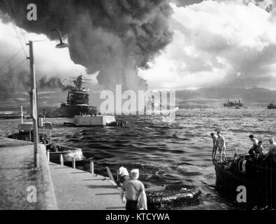 Attacco di Pearl Harbor, 7 Dicembre 1941 - vista guardando verso il basso corazzata fila da Ford Island Naval Air Station, poco dopo il siluro giapponese attacco aereo. USS California (BB-44) è a sinistra, elencando alla porta dopo aver ricevuto due colpi a siluro. Nel centro sono USS Maryland (BB-46) con il rovesciamento di USS Oklahoma (BB-37) accanto a. USS Neosho (AO-23) è a destra, il sostegno chiaro dell'area. La maggior parte è di fumo da USS Arizona (BB-39). Foto Stock