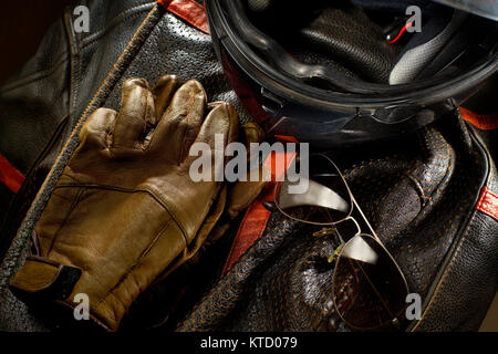 Casco, giacca, guanti e occhiali da sole. Motociclo vestito. Foto Stock