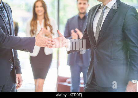 La gente di affari stringono le mani, finitura fino a una riunione in ufficio Foto Stock