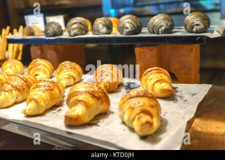 Pane e Croissant disporre nel cestello. Foto Stock