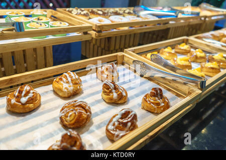 Pane e Croissant disporre nel cestello. Foto Stock