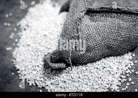 Materie organiche lenticchia bianco,Vigna mungo in un sacchetto gunny. Foto Stock