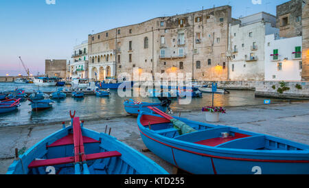 Porto Vecchio di Monopoli al tramonto, provincia di Bari, Puglia), il sud dell'Italia. Foto Stock