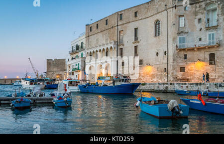 Porto Vecchio di Monopoli al tramonto, provincia di Bari, Puglia), il sud dell'Italia. Foto Stock