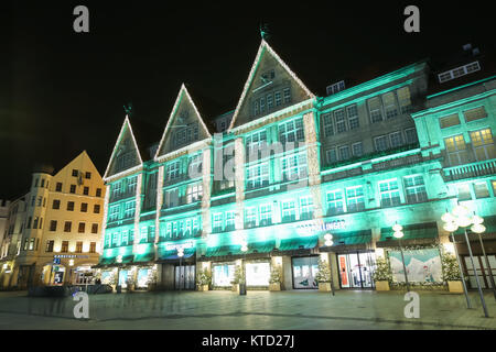 Monaco di Baviera, Germania - 11 dicembre 2017 : una vista del gusto illuminato esterno dell'Oberpollinger department store di notte a Monaco di Baviera, Germania. Foto Stock