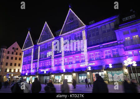 Monaco di Baviera, Germania - 11 dicembre 2017 : la gente a piedi nella parte anteriore del gusto illuminato Oberpollinger department store di notte a Monaco di Baviera, Germania. Foto Stock