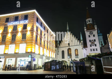 Monaco di Baviera, Germania - 11 dicembre 2017 : Persone in Marienplatz al tempo di Avvento con l'illuminata Ludwig Beck department store e il Municipio della Città Vecchia a vicina Foto Stock