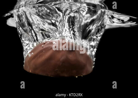 Marshmallow nel cioccolato,acqua splash Foto Stock