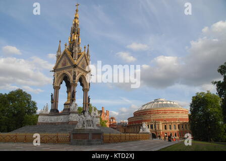 London, Regno Unito - 6 Giugno 2015: l'Albert Memorial e la Royal Albert Hall al tramonto Foto Stock