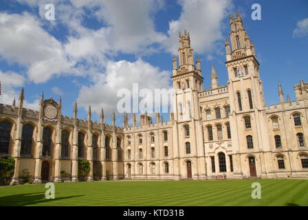 Oxford, Regno Unito - 18 Maggio 2015: Nord Quad e biblioteca a tutte le anime College Foto Stock