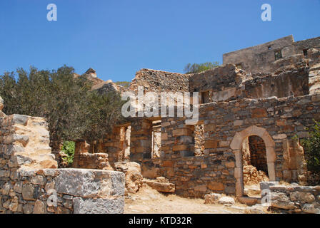 Ruderi di case sulla isola di Spinalonga, Creta, Grecia Foto Stock