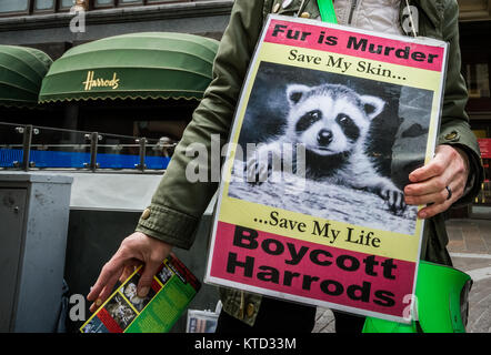 Anti-fur protester fuori Harrods Luxury department store di Knightsbridge. Londra, Regno Unito. Foto Stock