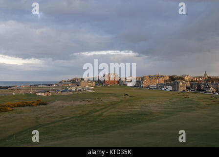 Vista del primo e diciottesimo foro al vecchio corso in st Andrews, Scozia Foto Stock