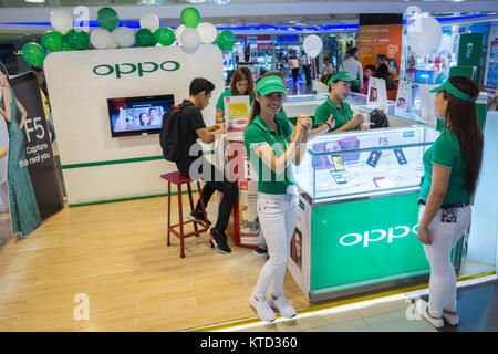 Cinese Oppo telefoni cellulari venduti da uno stallo entro SM City,Cebu, Filippine Foto Stock