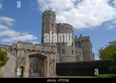 Windsor, Regno Unito - 16 Maggio 2015: Porta San Giorgio e King Edward III Tower Foto Stock