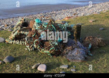 Resti di plastica corda di pesca a sinistra sulla spiaggia di mettere in pericolo la vita di mare in Irlanda Foto Stock