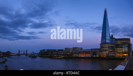 Vista panoramica sullo skyline di Londra con il grattacielo Shard situato sulla riva sud del fiume Tamigi a Southwark come vista dal Ponte di Londra a nig Foto Stock