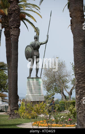 Una statua su una spiaggia tropicale Foto Stock