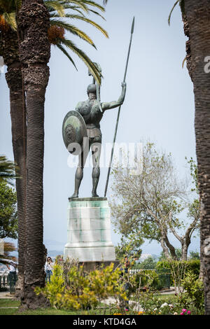 Una statua su una spiaggia tropicale Foto Stock