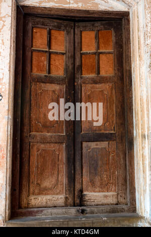 Il vecchio marrone vintage porta in India Foto Stock