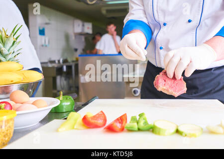 Lo chef prepara il cibo del ristorante cucina Foto Stock