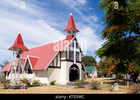 Notre Dame Auxiliatrice chiesa con caratteristico tetto rosso a Cap Malheureux, Mauritius Foto Stock