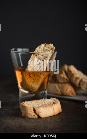 Biscotti tradizionali in un vaso. I dolci di festa per il Natale con vino santo. Foto Stock