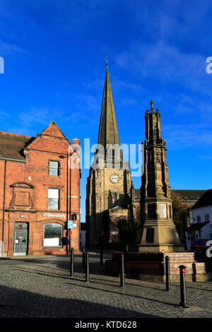 Il Memoriale di guerra e St Marys church, la piazza del mercato, Uttoxeter town, Staffordshire, England, Regno Unito Foto Stock