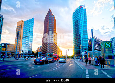 Berlino, Germania - 28 agosto 2017; scene di strada inclusi tre nuovo sviluppo urbano ultra-moderno ed alto edificio architettonico degli edifici a Potsdamer Platz Foto Stock