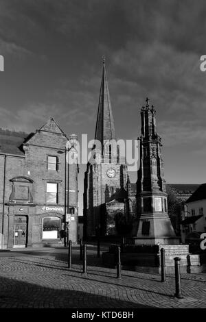 Il Memoriale di guerra e St Marys church, la piazza del mercato, Uttoxeter town, Staffordshire, England, Regno Unito Foto Stock