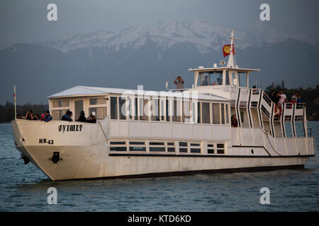 Un privato yacht crociere al tramonto sul Kirghizistan Issyk-Kul lago vicino la città di Karakol. Foto Stock