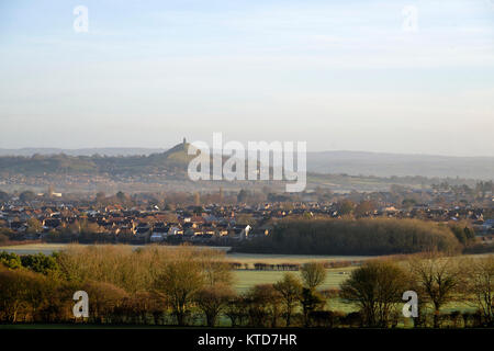 Glastonbury Tor con Street & Glastonbury, visto dal Polden Hills, Somerset Foto Stock