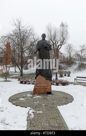 Cracovia in Polonia - dicembre 2017; un monumento di Papa Giovanni Paolo II nei pressi di Miniere di Sale di Wieliczka. Foto Stock