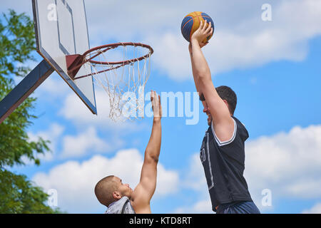 Giocatore di basket in azione volare alto e le rigature Foto Stock