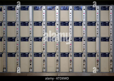 Cassette di deposito sovrapposte sulla parte superiore di ciascun altro e fianco a fianco per riporre i bagagli. Foto Stock