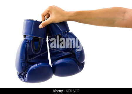 Mano che tiene il pugilato muffole isolato su sfondo bianco con percorso di clipping. Blue guanto di boxe solitamente usati nella formazione di pugili e altri combattere. Foto Stock
