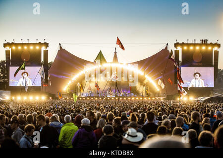 La zona di fronte alla fase di colore arancione è imballato con gli amanti della musica e i frequentatori del festival a un concerto dal vivo con la band Arcade Fire durante il danese music festival Roskilde Festival 2017. Danimarca, 01/07 2017. Foto Stock