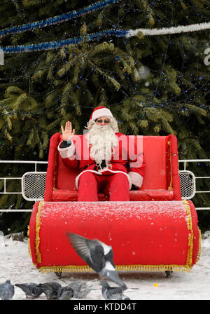 Babbo Natale seduto nel suo sled vicino ad albero di Natale, durante il mercatino di Natale in piazza Contractovaya. Dicembre 20, 2017. A Kiev, Ucraina Foto Stock